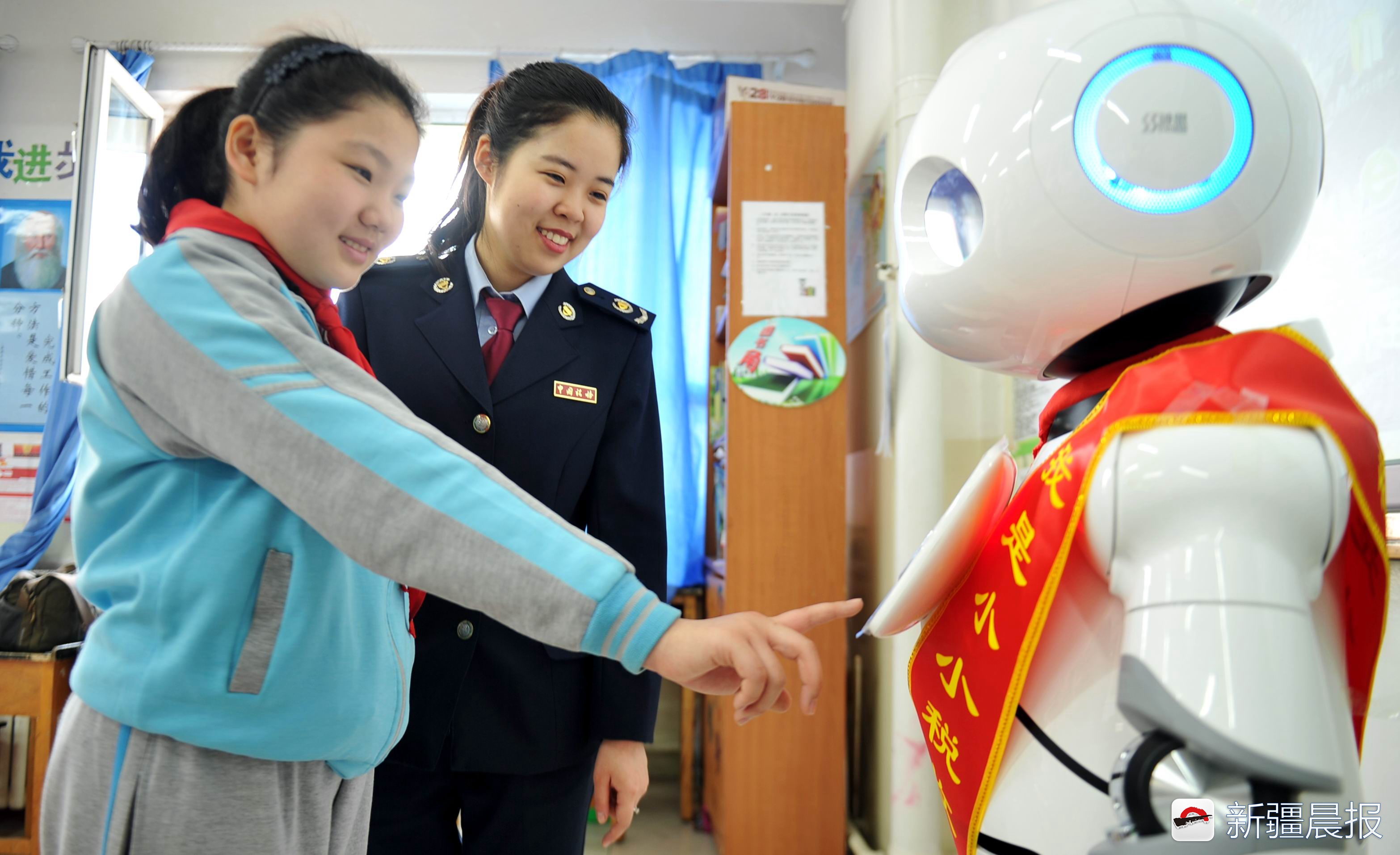 新疆首個稅務智能機器人進校園，“稅”識淵博，還會跳舞