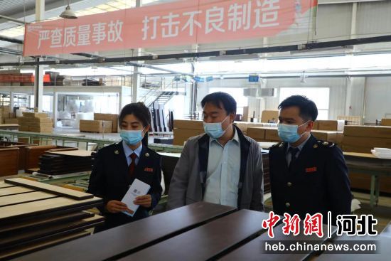 稅務(wù)干部到企業(yè)進(jìn)行走訪。 李鐵錘 攝