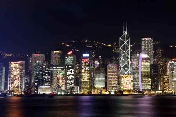 
香港IPO市場(chǎng)(2021年前九個(gè)月)：上市73家，募資2,855億；強(qiáng)制除牌28家
(圖1)